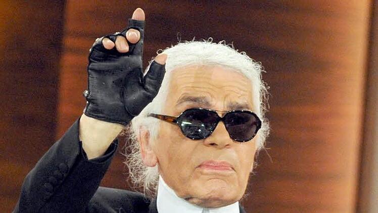 Karl Lagerfeld hebt mahnend den Finger: Er macht Angela Merkel f&uuml;r den Aufschwung der AfD verantwortlich. Foto: Christian Charisius/dpa