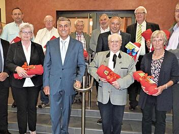 Sie wurden mit dem Ehrenamtspreis der Gemeinde Neuenmarkt ausgezeichnet: Untere Reiher, von links zweiter Bürgermeister Alexander Wunderlich, Margitte Kastner, Bürgermeister Siegfried Decker, Alfons Holzinger und Charlotte Burghardt. Oben von links Roland Fischer, Werner Plank, Karl Ehrensberger, Reinhold Hahn, Dieter Mühlbauer, Kurt Hübsch und Marc Paul. Fotos: Werner Reißaus