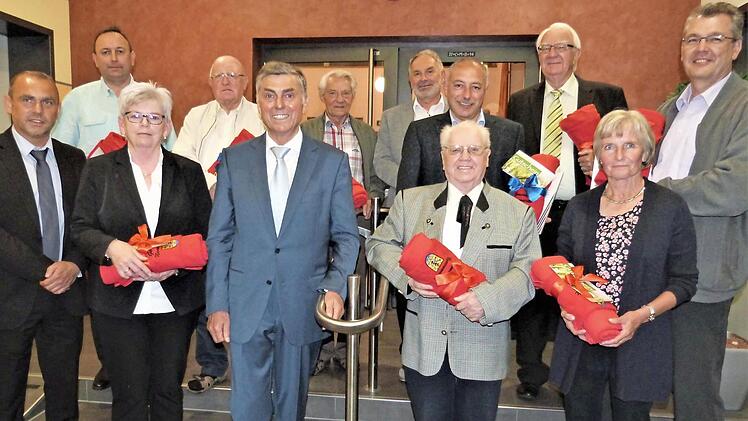 Sie wurden mit dem Ehrenamtspreis der Gemeinde Neuenmarkt ausgezeichnet: Untere Reiher, von links zweiter Bürgermeister Alexander Wunderlich, Margitte Kastner, Bürgermeister Siegfried Decker, Alfons Holzinger und Charlotte Burghardt. Oben von links Roland Fischer, Werner Plank, Karl Ehrensberger, Reinhold Hahn, Dieter Mühlbauer, Kurt Hübsch und Marc Paul. Fotos: Werner Reißaus