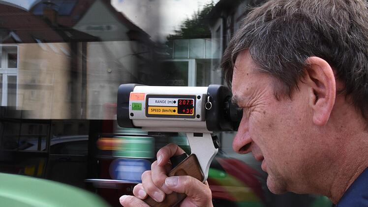 Hartmut Demele am Lasermessgerät. Das anvisierte Auto war mit 30 Kilometern pro Stunde in der 30er Zone unterwegs.Christoph Wiedemann