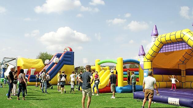 Die Hüpfburgen waren der Renner beim Familiensommerfest in Rattelsdorf.  Foto: Renate Neubecker
