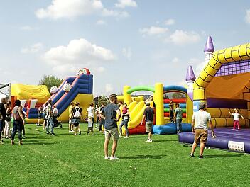 Die H&uuml;pfburgen waren der Renner beim Familiensommerfest in Rattelsdorf.  Foto: Renate Neubecker