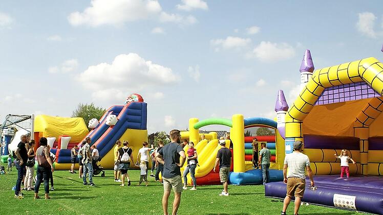 Die Hüpfburgen waren der Renner beim Familiensommerfest in Rattelsdorf.  Foto: Renate Neubecker