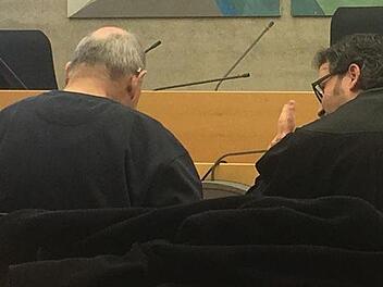 Bruno G. (links) ist wegen versuchten Mordes vor dem Landgericht Würzburg angeklagt. Der Angeklagte kann jedoch kaum etwas hören, was vor Gericht gesagt wird. Foto: Manfred Schweidler