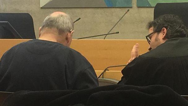 Bruno G. (links) ist wegen versuchten Mordes vor dem Landgericht Würzburg angeklagt. Der Angeklagte kann jedoch kaum etwas hören, was vor Gericht gesagt wird. Foto: Manfred Schweidler