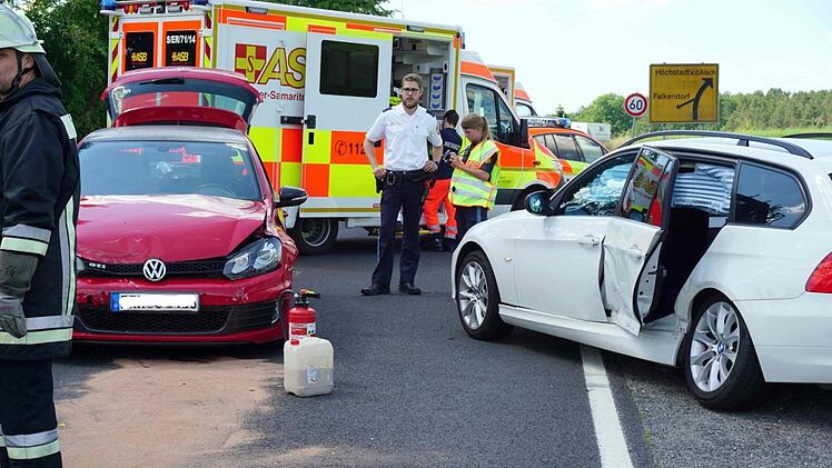 Im Begegnungsverkehr stießen ein Golf und ein  BMW zusammen. Eine Unfallbeteiligte war leicht verletzt, ihr Kind blieb unverletzt.Sänger