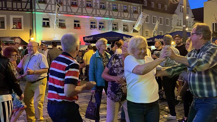 Die vielen Gäste tanzten zur Musik von "Napoli Latina" auf dem Kulmbacher Pflaster. Foto: Sonny Adam