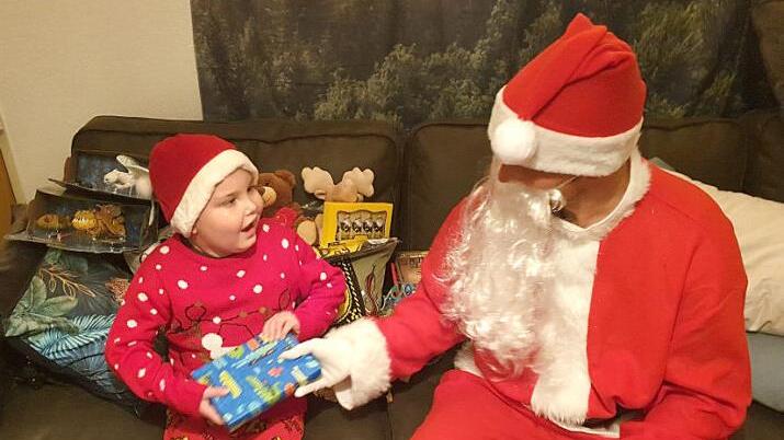 Der Weihnachtsmann hatte für Oskar zahlreiche Geschenke dabei. Foto: Reinhold Sippel