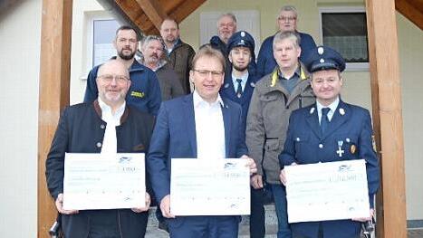 Bei der Spenden&uuml;bergabe (vorne von links) die B&uuml;rgermeister Egon Herrmann und Bernd Rebhan, Klaus Siegelin (2. Vorsitzender des Vereins Windpark Rainberg), Michael Wachter (Feuerwehr G&auml;rtenroth), sowie weitere Abordnungen der Spendenempf&auml;nger aus Wildenberg und G&auml;rtenroth. Hinten rechts Kurt Hauck (1. Vorsitzender Verein Windpark Rainberg).  Foto: K.- H. Hofmann