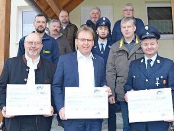 Bei der Spendenübergabe (vorne von links) die Bürgermeister Egon Herrmann und Bernd Rebhan, Klaus Siegelin (2. Vorsitzender des Vereins Windpark Rainberg), Michael Wachter (Feuerwehr Gärtenroth), sowie weitere Abordnungen der Spendenempfänger aus Wildenberg und Gärtenroth. Hinten rechts Kurt Hauck (1. Vorsitzender Verein Windpark Rainberg).  Foto: K.- H. Hofmann