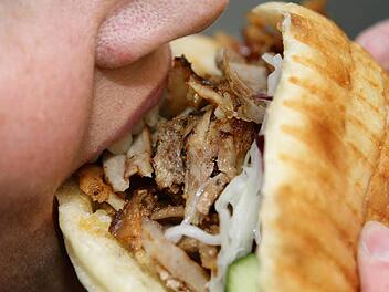 Auf Flügen mit der Airline Eurowings können Fluggäste neuerdings Döner bestellen. Symbolfoto: Peter Steffen/dpa