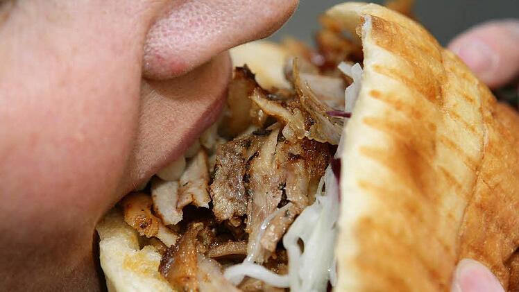 Auf Flügen mit der Airline Eurowings können Fluggäste neuerdings Döner bestellen. Symbolfoto: Peter Steffen/dpa