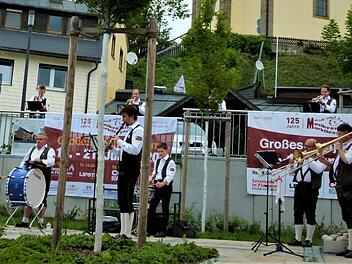 Mit einem Standkonzert trat der Musikverein Marktleugast nach der Corona-Pause erstmals wieder öffentlich auf. Es war auch eine Werbung für die 125-Jahr-Feier, die am Wochenende hätte stattfinden sollen, wegen der Pandemie aber auf 2022 verschoben wurde. Foto: Werner Reißaus
