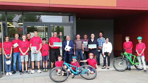 Auf dem Bild in der Mitte (von links): Stefan Michel (Sportlehrer JSG), OStD Markus Arneth (Schulleiter JSG), Michl Kreil (Schulsportbeauftragter Radsport Bayern), Andreas Hagedorn (Schulleiter Saaletal-Schule), Dr. Gudrun Heil-Franke (Verein der Freunde des JSG).