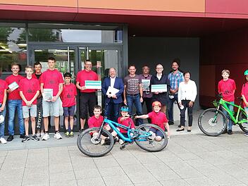Auf dem Bild in der Mitte (von links): Stefan Michel (Sportlehrer JSG), OStD Markus Arneth (Schulleiter JSG), Michl Kreil (Schulsportbeauftragter Radsport Bayern), Andreas Hagedorn (Schulleiter Saaletal-Schule), Dr. Gudrun Heil-Franke (Verein der Freunde des JSG).