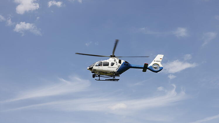 Hohe Waldbrandgefahr wegen Trockenheit: Polizeihubschrauber bei Waldbrand im Einsatz