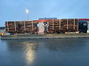 Überladener Holztransporter
