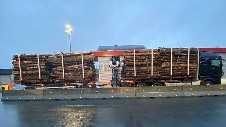 Überladener Holztransporter