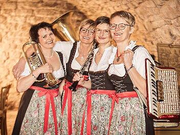 Die vier Musikerinnen von Kaufmannsware aus Weisbach verbinden Volksmusik mit Witz.