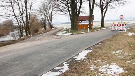 Die Zufahrt rechts zur Eisenbahnbrücke ist gesperrt, die Ausweichroute links Richtung Wiesen in einem schlechten Zustand
