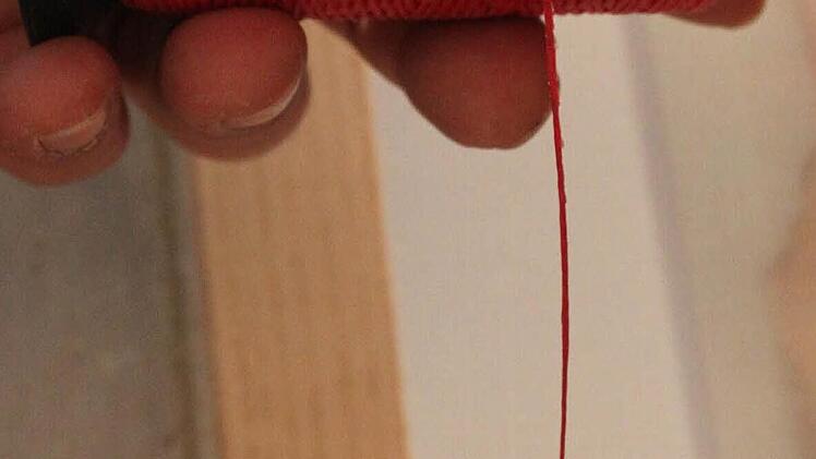 Aus einem Spezialkunststofffaden, der auf einer Rolle geliefert wird, flechtet Pachollek die Sehne.