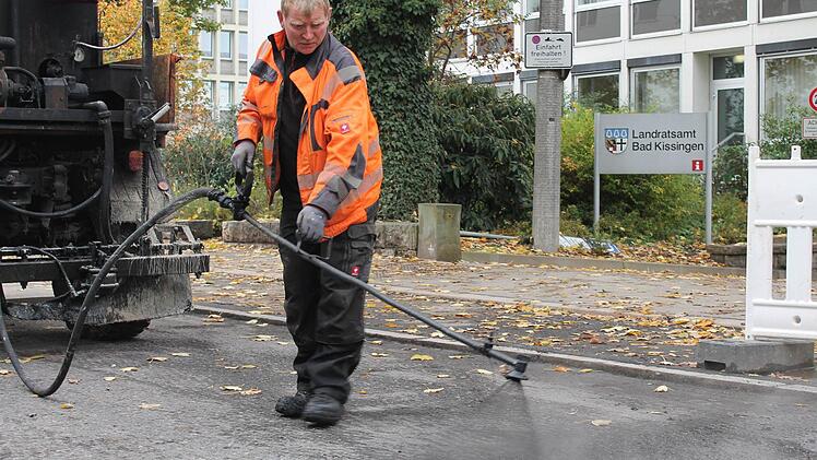 Polier Ingolf Meiß sprüht eine Haftschicht auf den Untergrund