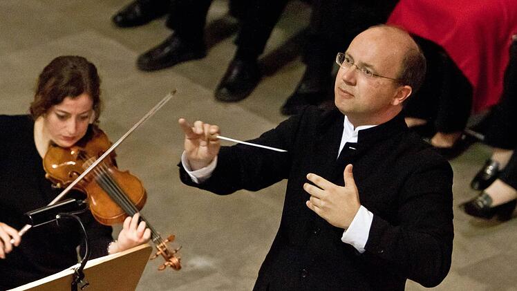 Roland KLuttig dirigiert das Philharmonische Orchester bei einem Konzert in der Coburger Morizkirche.Foto: Jochen Berger