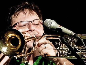 Zirkusreif: Matthias Meier brillierte beim Gastspiel im "Schwarzen Bären" als doppelter Trompeter. Fotos: Jochen Berger