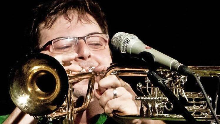 Zirkusreif: Matthias Meier brillierte beim Gastspiel im "Schwarzen Bären" als doppelter Trompeter. Fotos: Jochen Berger