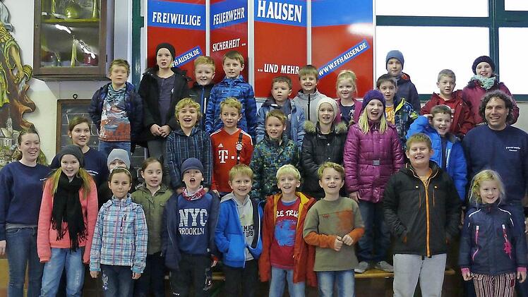 Die neu gegründete Kinderfeuerwehr lernte mit ihren Ausbildern spielerisch den Alltag einer Feuerwehr kennen.  Fotos: Czelustek