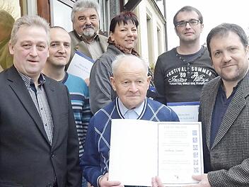 NGG-Ehrungen (vorne von links), Manfred Zwosta (Vorsitzender), André Hopfe (2.Vorsitzender), Ludwig Lamm, Jan Körper (Regionalsekretär für Oberfranken), dahinter von links Manfred Schosch, Sonja Kleindienst, Klaus Schmidt. Foto: K.- H. Hofmann