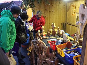 Sterne, Tiere aus Holz und vieles mehr gab es an diesem Stand. Foto: Helmut Will