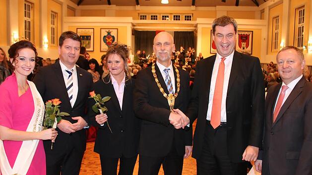 Oberbürgermeister Kay Blankenburg und seine Frau Anja sowie Rosenkönigin Vera Hauck, Landtagsabgeordneter Sandro Kirchner und Landrat Thomas Bold begrüßten am Freitagabend Finanzminister Markus Söder beim Neujahrsempfang der Stadt. Foto: Ralf Ruppert