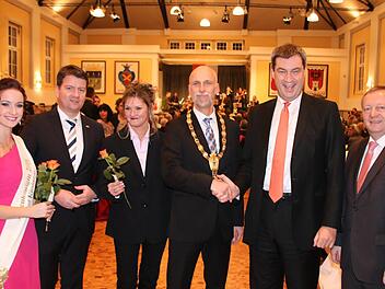 Oberbürgermeister Kay Blankenburg und seine Frau Anja sowie Rosenkönigin Vera Hauck, Landtagsabgeordneter Sandro Kirchner und Landrat Thomas Bold begrüßten am Freitagabend Finanzminister Markus Söder beim Neujahrsempfang der Stadt. Foto: Ralf Ruppert