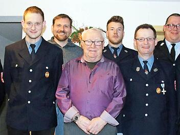 Abschied vom Chef am Rothenberger Feuerwehr-Backofen: Nach 21 Jahren "Dienstzeit" gibt Otto Schoof (Bildmitte, vorn) den Schieber nun weiter an Andreas Fischer (Zweiter von links); von rechts: Christian Schirling (Zweiter Kommandant), KBM Johannes Kempinski, Kommandant Gerhard Eiermann, Markus Schirling (Zweiter Vorsitzender), Bürgermeister Martin Mittag und Vorsitzender Thomas Fischer.  Foto: Bettina Knauth