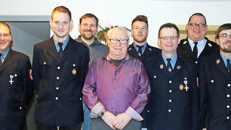 Abschied vom Chef am Rothenberger Feuerwehr-Backofen: Nach 21 Jahren "Dienstzeit" gibt Otto Schoof (Bildmitte, vorn) den Schieber nun weiter an Andreas Fischer (Zweiter von links); von rechts: Christian Schirling (Zweiter Kommandant), KBM Johannes Kempinski, Kommandant Gerhard Eiermann, Markus Schirling (Zweiter Vorsitzender), Bürgermeister Martin Mittag und Vorsitzender Thomas Fischer.  Foto: Bettina Knauth