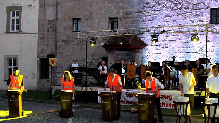 Percussion mit Tonnen und Eimern boten die Müllmänner und Müllfrauen "120 Liter"