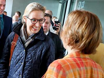 Wie die "Thüringer Allgemeine" berichtet, werden die Vorsitzende der AfD-Bundestagsfraktion, Alice Weidel (links), Partei-Vize Beatrix von Storch (rechts) und der ehemalige AfD-Parteichef Konrad Adam am Dienstag beim "Deutschlandtreffen" der "Alternativen Mitte" in der Tettauer Festhalle erwartet. Weidel könnte aus gesundheitlichen Gründen aber noch absagen. Foto: Kay Nietfeld/dpa