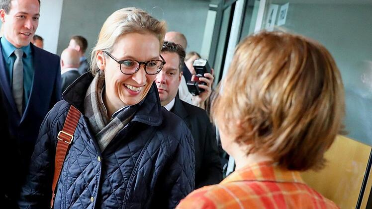 Wie die "Thüringer Allgemeine" berichtet, werden die Vorsitzende der AfD-Bundestagsfraktion, Alice Weidel (links), Partei-Vize Beatrix von Storch (rechts) und der ehemalige AfD-Parteichef Konrad Adam am Dienstag beim "Deutschlandtreffen" der "Alternativen Mitte" in der Tettauer Festhalle erwartet. Weidel könnte aus gesundheitlichen Gründen aber noch absagen. Foto: Kay Nietfeld/dpa