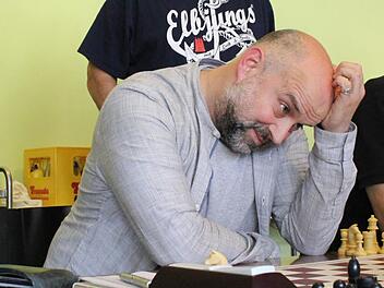 Noch schaut der Michelauer Markus Häggberg (vorne) sorgenvoll aufs Brett: Sein Gegner Karlheinz Stingl steht kurz vor einer Bauernumwandlung. Doch Häggberg eroberte die daraus entstandene Dame und siegte.  Foto: SK Michelau