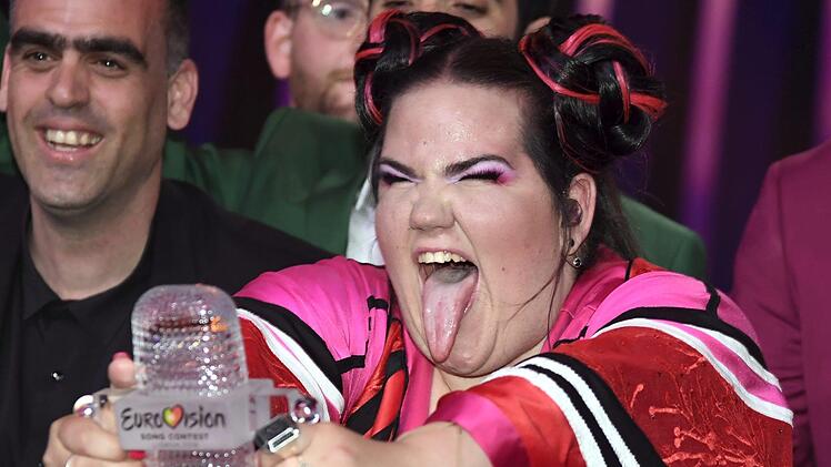 Die Sängerin Netta aus Israel freut sich beim Finale des 63. Eurovision Song Contest über ihren Sieg und hält dabei die ESC-Trophäe in den Händen. Sie trat mit dem Lied «Toy» an. Foto: Markku Ulander/Lehtikuva/dpa