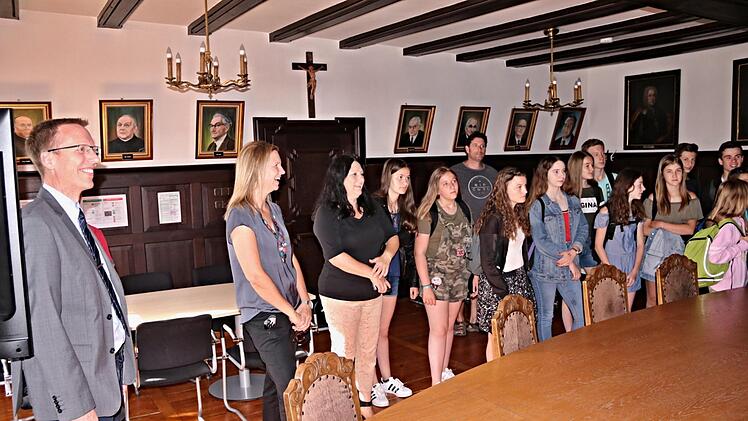 Im kleinen Sitzungssaal im Rathaus Ebern lauschen Schüler und Lehrkräfte den Ausführungen von Bürgermeister Harald Pascher. Foto: Helmut Will