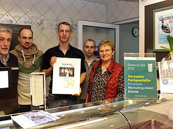 Die ganze Familie Jakob packt im Laden und beim Hoffest mit an: Walter, Lukas, Simon, Michael und Marianne (von links)    Foto: Evi Seeger