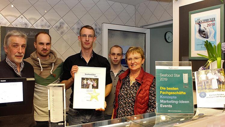 Die ganze Familie Jakob packt im Laden und beim Hoffest mit an: Walter, Lukas, Simon, Michael und Marianne (von links)    Foto: Evi Seeger