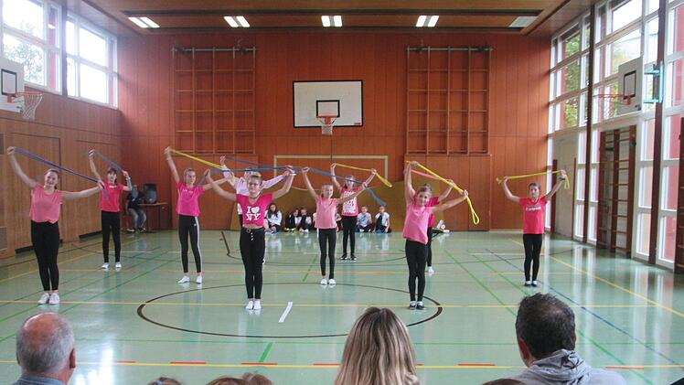 Verschieden Klassen zeigen in der Turnhalle Tänze.Foto: Winfried Ehling