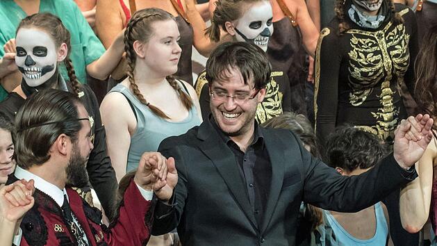 Erfolgreiches Coburg-Debüt: Daniel Carter, Kapellmeister an der Deutschen Oper Berlin, dirigierte als GMD-Aspirant die "Carmen"-Aufführung am Mittwoch im Landestheater Coburg.Foto: Jochen