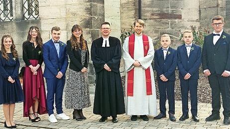 Sechs evangelische Christen feierten in der Christuskirche Kronach ihre Konfirmation. Das Bild zeigt sie mit Pfarrer Achim Gerber (Mitte), Jugenddiakon Matthias Bär (Vierter von rechts) und Religionspädagogin Tamara Vieweg (Vierte von links).
