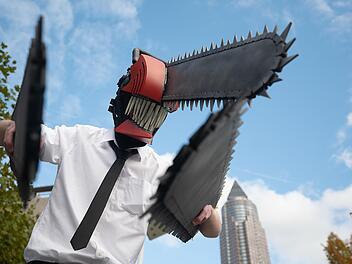 Dieser Cosplayer hat für sein Kostüm des Chainsaw Man aus der Manga-Serie zum Glück keine echten Kettensägen benötigt. Der 31-Jährige, der in Würzburg vor Gericht stand hingegen, hat echte Kettensägen für eine erfundene Firma gekauft und billig we...