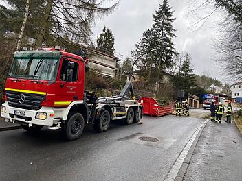 Bad Kissingen: Großer Baum stürzt auf wichtige Straße nähe des Krankenhauses - Rettungswagen blockiert