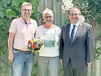 B&uuml;rgermeister Thomas S&ouml;der gratulierte dem Ehepaar Hans-J&uuml;rgen und Rosalinde Wich zur Goldenen Hochzeit.